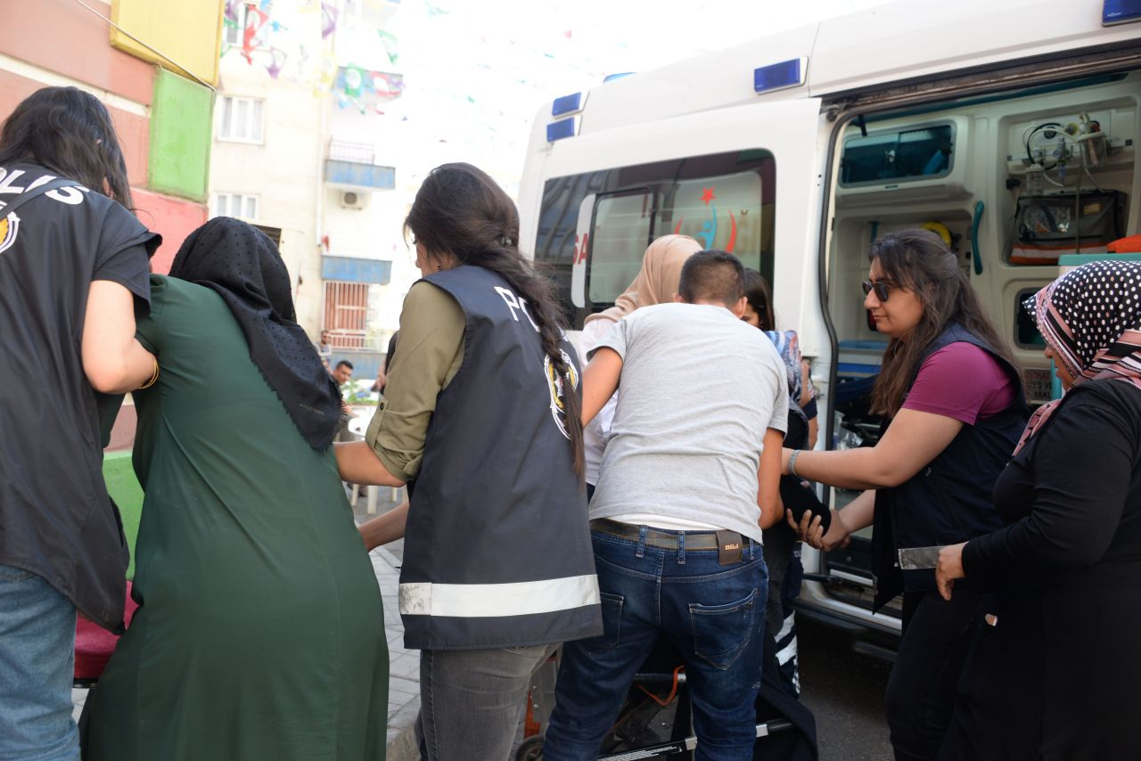Diyarbakır'da hareketli dakikalar! Eylem yapan anneler içeri girmek istedi sinir krizi geçirdiler