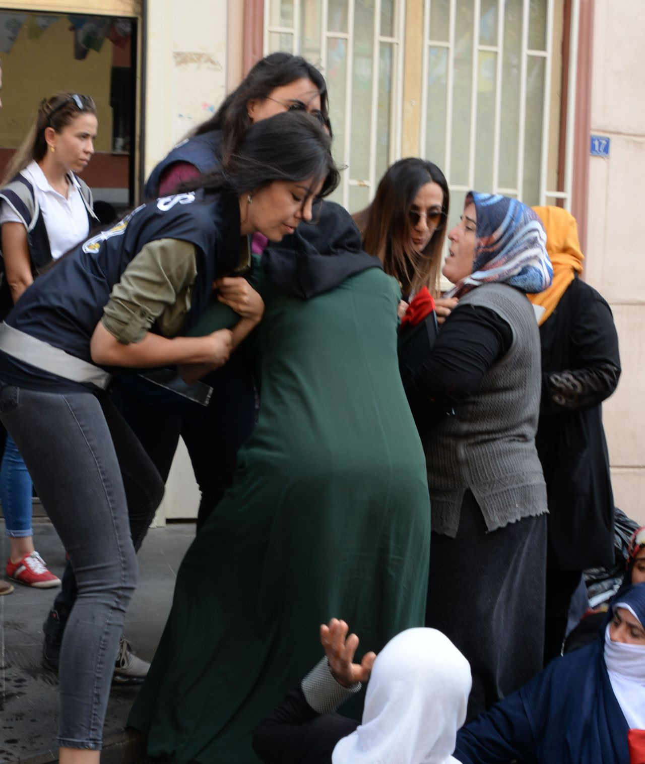 Diyarbakır'da hareketli dakikalar! Eylem yapan anneler içeri girmek istedi sinir krizi geçirdiler