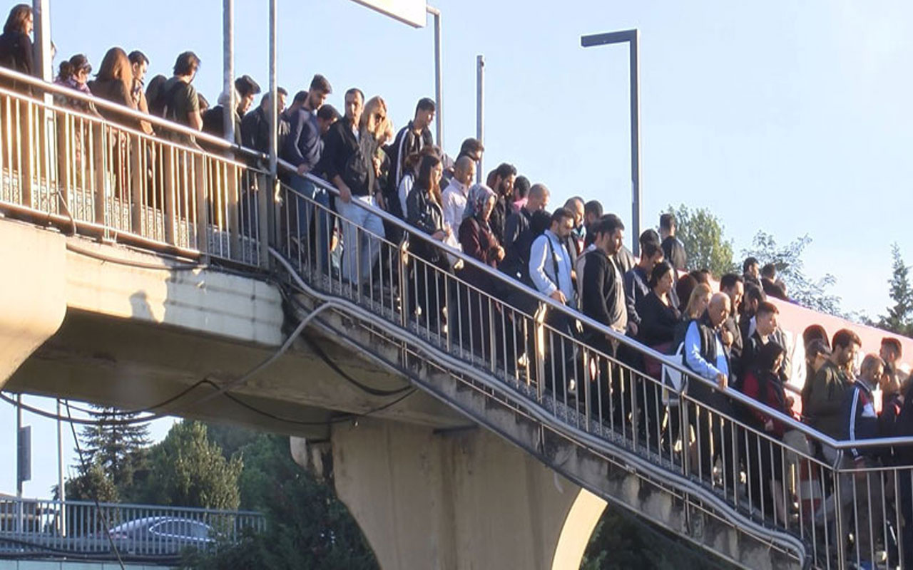 Altunizade metrobüs durağı yolcuları çileden çıkarttı