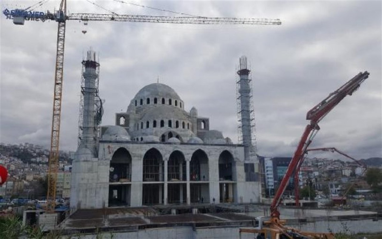 Cami avlusunun temeli çöktü! Yaralılar var