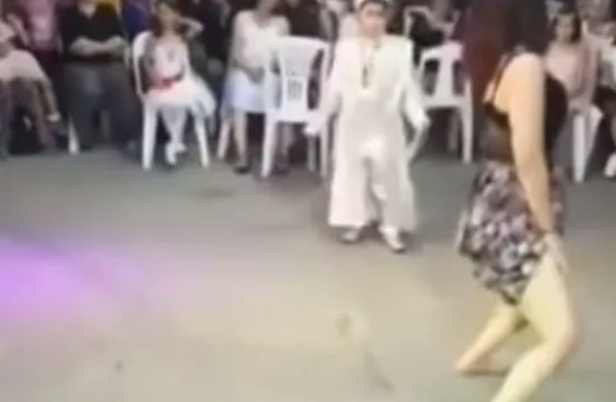 Sünnette eteğini kaldırıp popo sallama dansı yapan kadın için karar çıktı