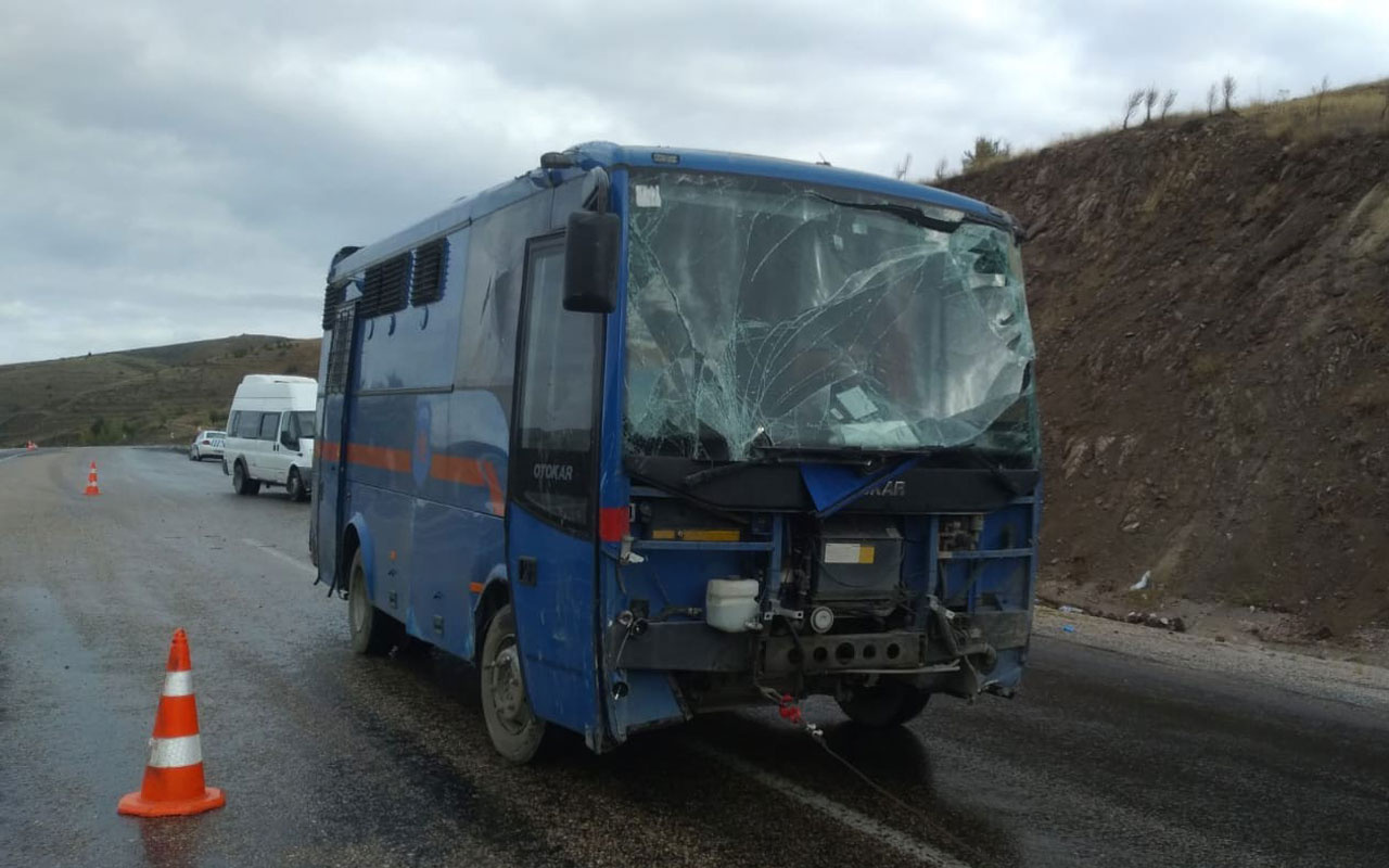 Sivas'ta cezaevi nakil aracı devrildi: 10 yaralı