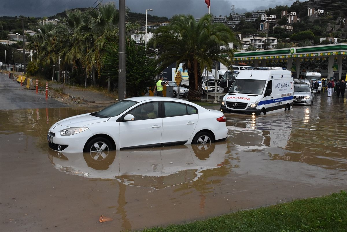 Bodrum'u sel vurdu! Araçlar sürüklendi 5 yıldızlı otelleri su bastı