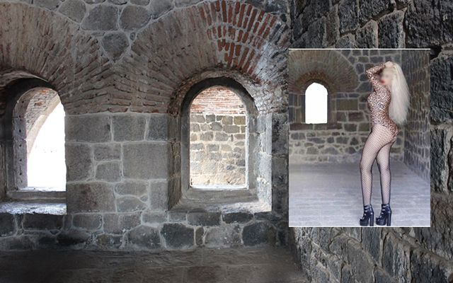 Erzurum'da tarihi Aziziye Tabyası'nda mayolu fotoğraf çektiren kadına gözaltı