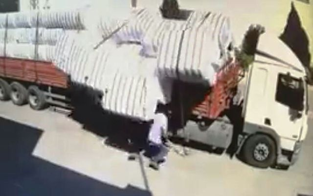 Şanlıurfa'da bir kişi pamuk balyalarının altında kalıp ağır yaralandı