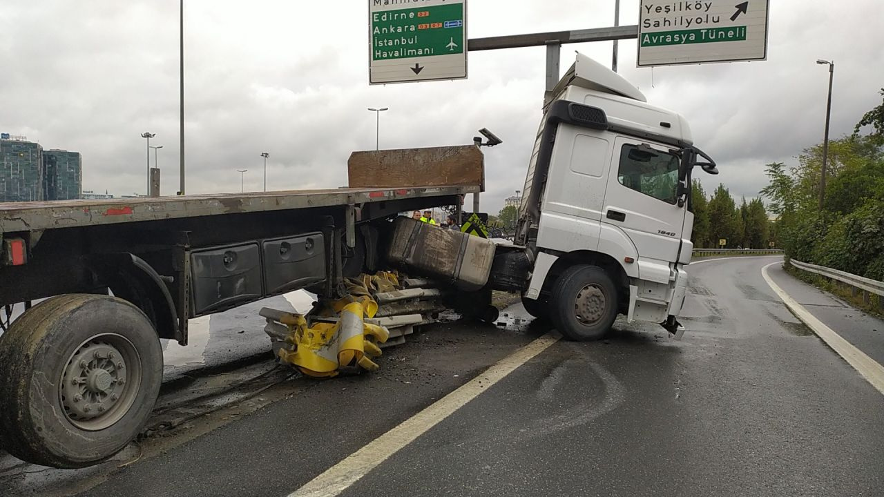 İstanbul Bakırköy'de TIR bariyerde asılı kaldı