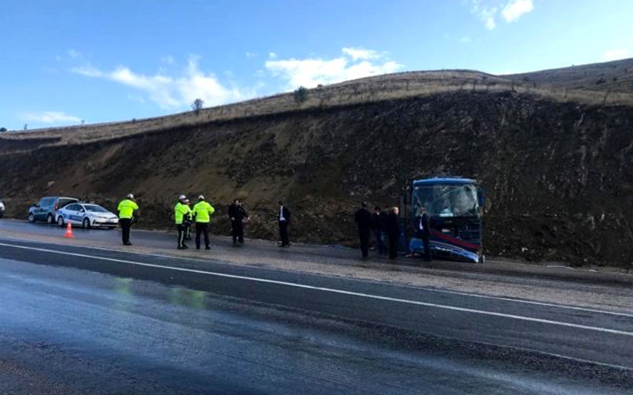 Sivas'ta mahkumları taşıyan araç devrildi: 5'i asker 9 kişi yaralandı