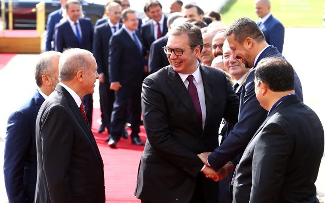 Sırbistan Cumhurbaşkanı, resmi karşılamada Hidayet Türkoğlu ile boy ölçüştü