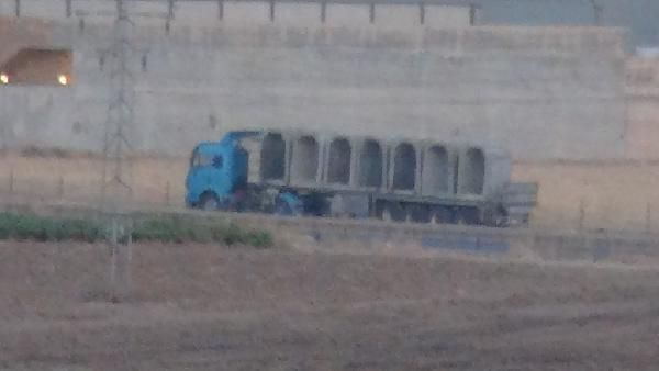 YPG'li teröristler hazırlanıyor! Beton bloklarla tünel inşası görüntülendi