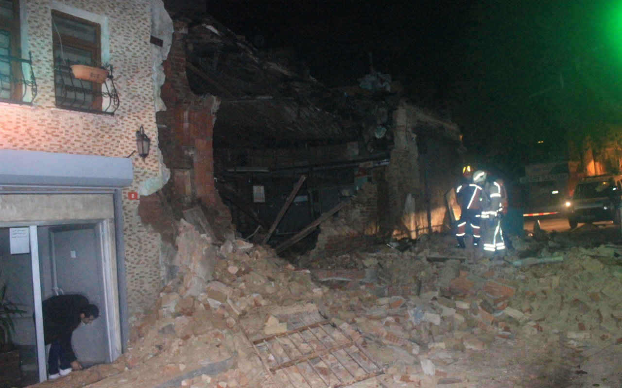 Beyoğlu'nda tek katlı metruk bina çöktü