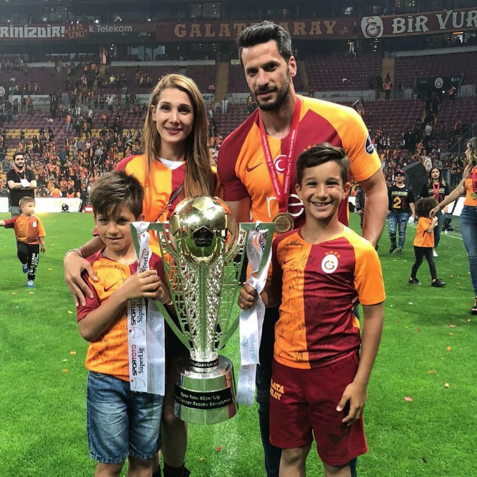Galatasaraylı Hakan Balta'dan önemli karar eşi ve çocuklarıyla geri dönüyor