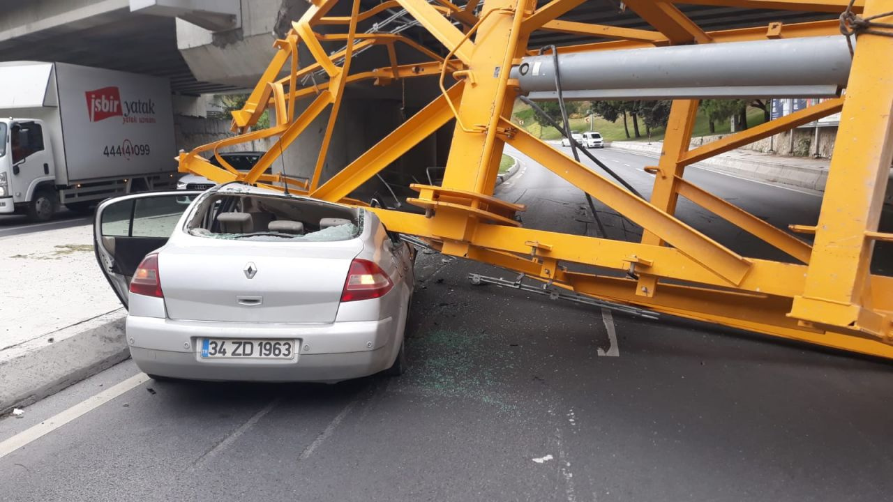 Bakırköy'de üst geçide takılan kamyondaki vinç parçası otomobilin üzerine devrildi