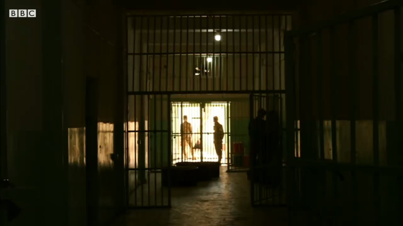 BBC IŞİD'lilerin tutulduğu cezaevlerine girdi