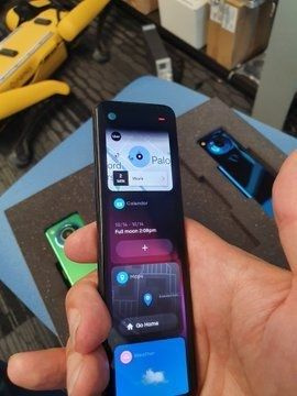 Android'in babası Andy Rubin yeni telefonların görüntüsünü paylaştı