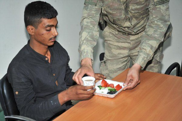 Barış Pınarı Harekatı'nda 24  terörist teslim oldu Mehmetçik yemek verdi