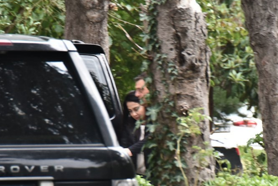 Tarkan'ın eşi Pınar Tevetoğlu görüntülendiğini anlayınca şoförün arkasına saklandı