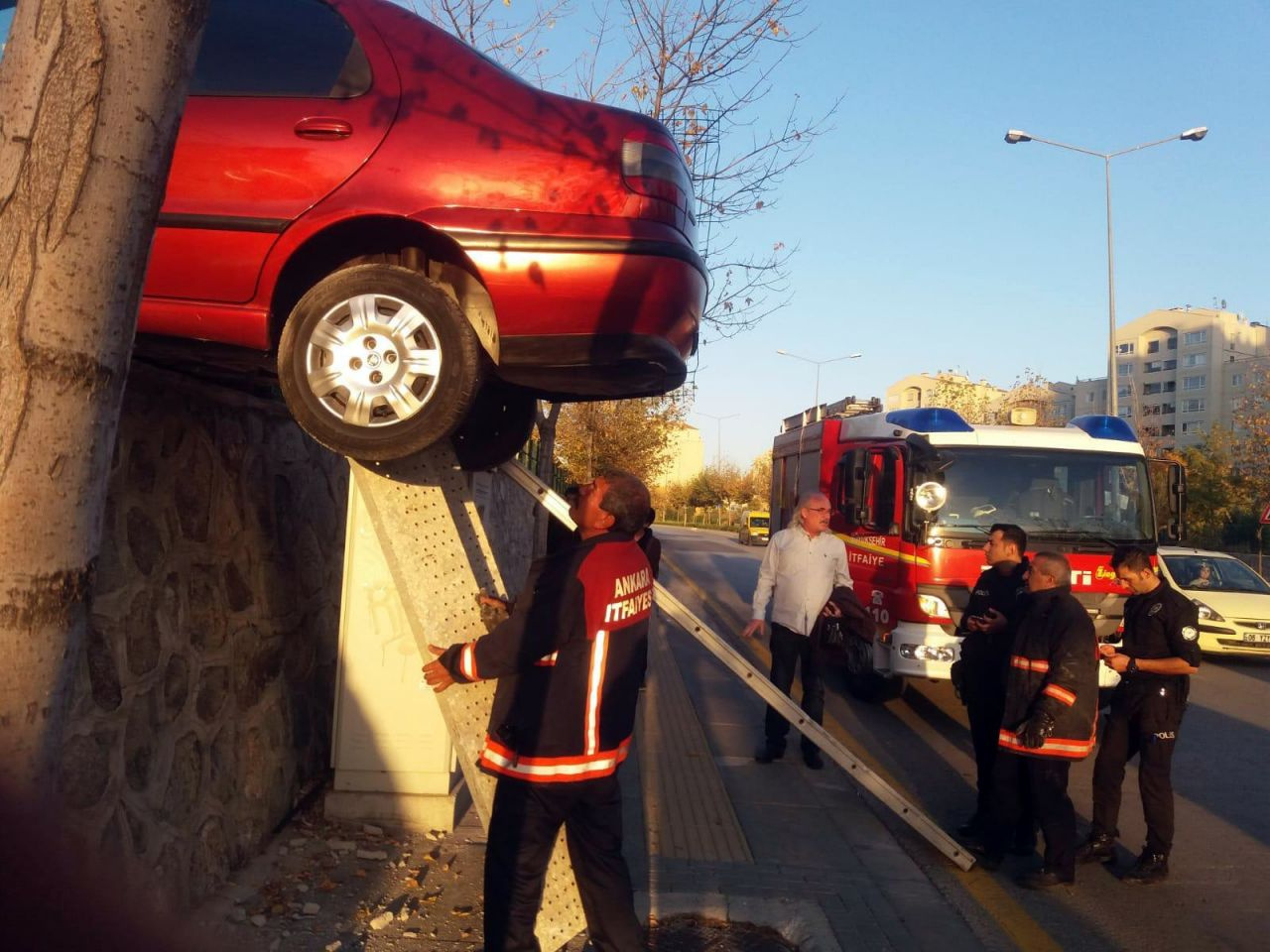 Ankara'da akılalmaz kaza Duvarda asılı kaldı
