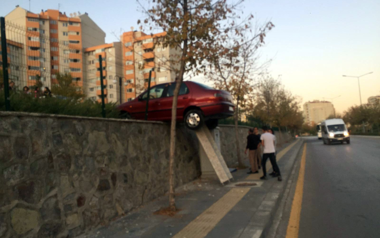 Ankara'da akılalmaz kaza Duvarda asılı kaldı