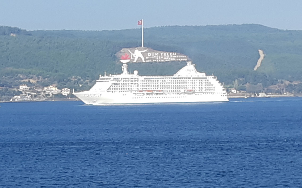 Dev kruvaziyer, Çanakkale Boğazı'ndan geçti