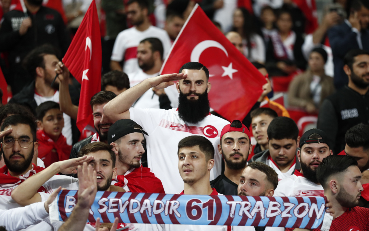 Türk taraftarlardan Stade de France'tan Mehmetçik'e selam
