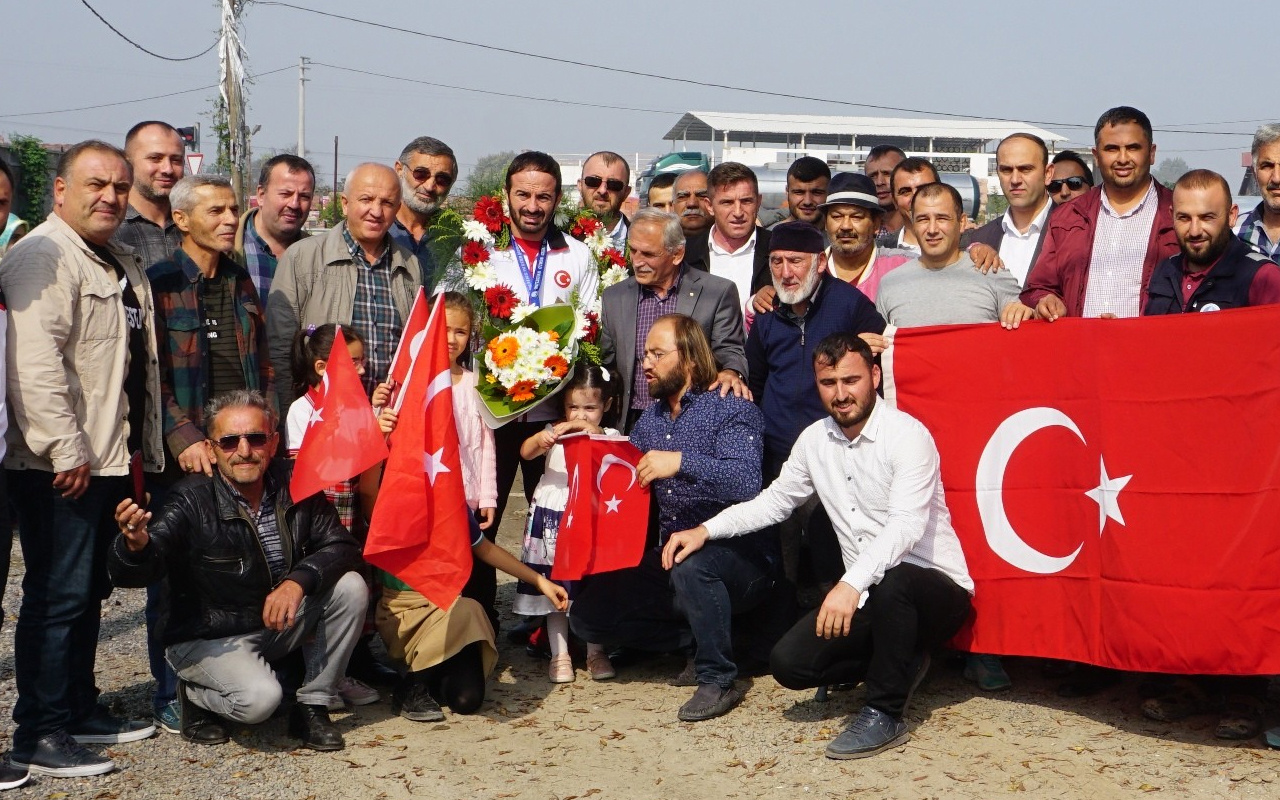 Dünya Şampiyonu memleketinde coşkuyla karşılandı