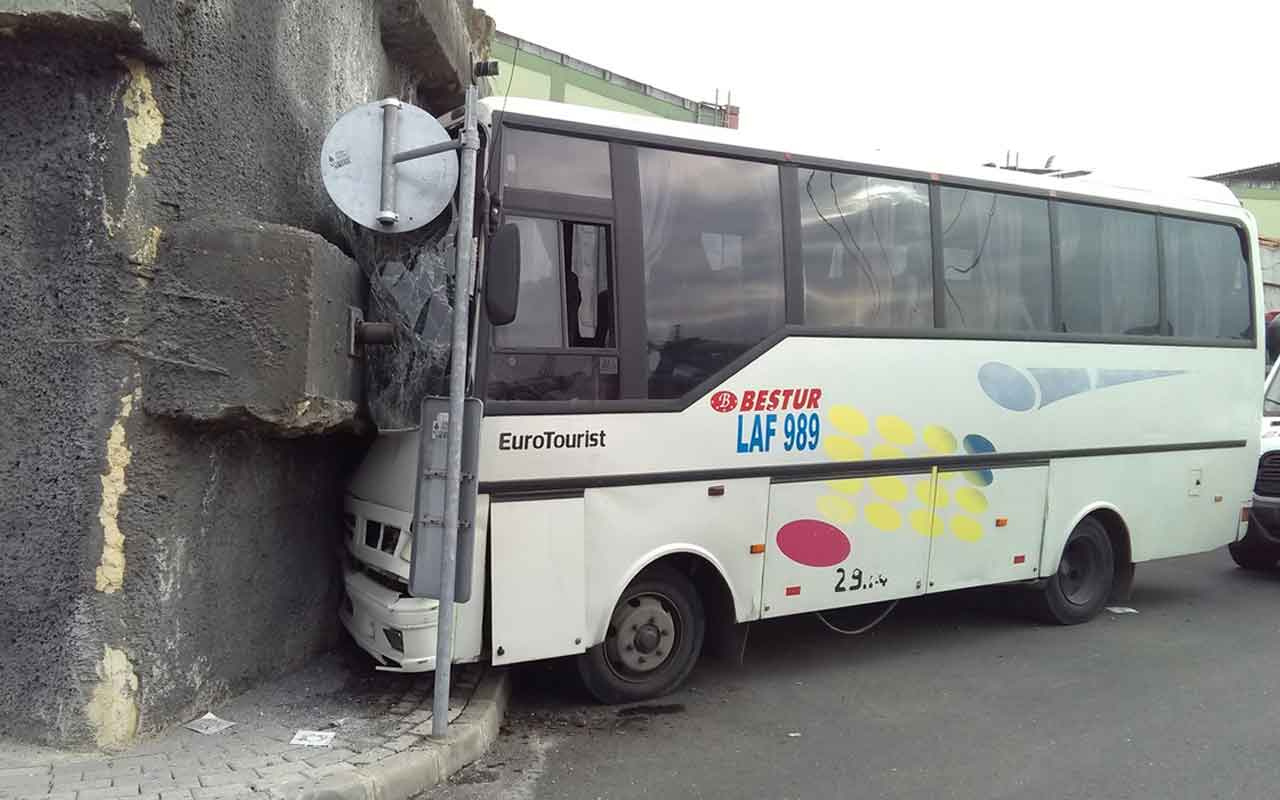 Başakşehir'de servis midibüsü duvara çarptı