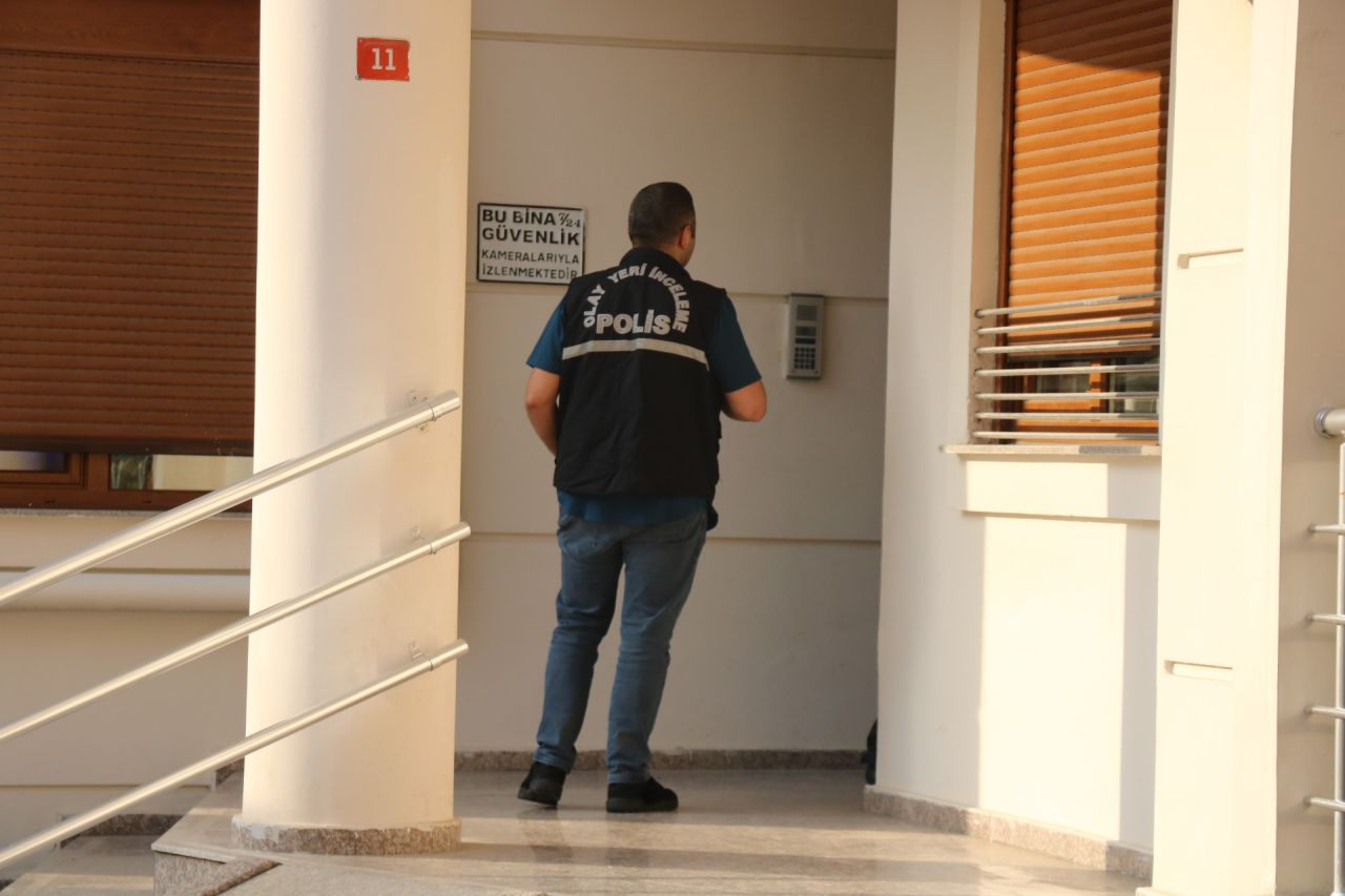 Kadıköy'de emekli deniz subayı evinde intihar etti