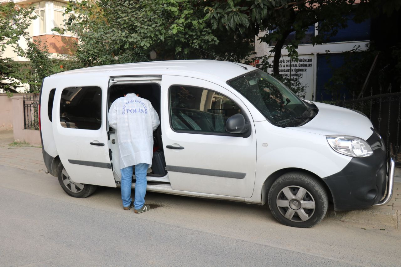 Kadıköy'de emekli deniz subayı evinde intihar etti