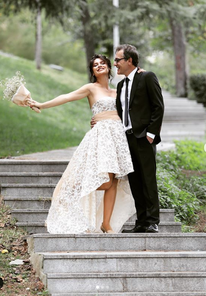 Hercai dizisinin yıldızı Feride Çetin sinema yazarı Murat Özer ile evlendi