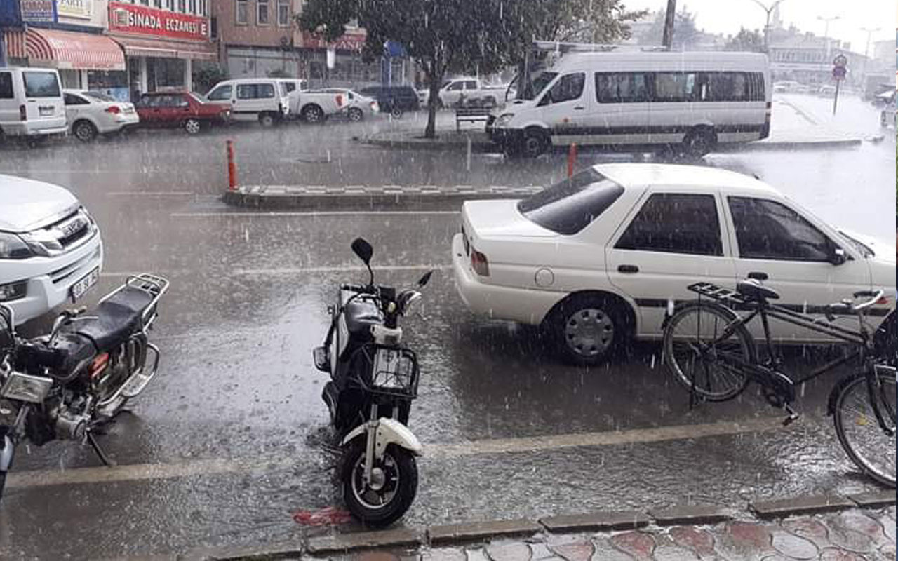 Afyonkarahisar'da şiddetli yağış zor anlar yaşattı