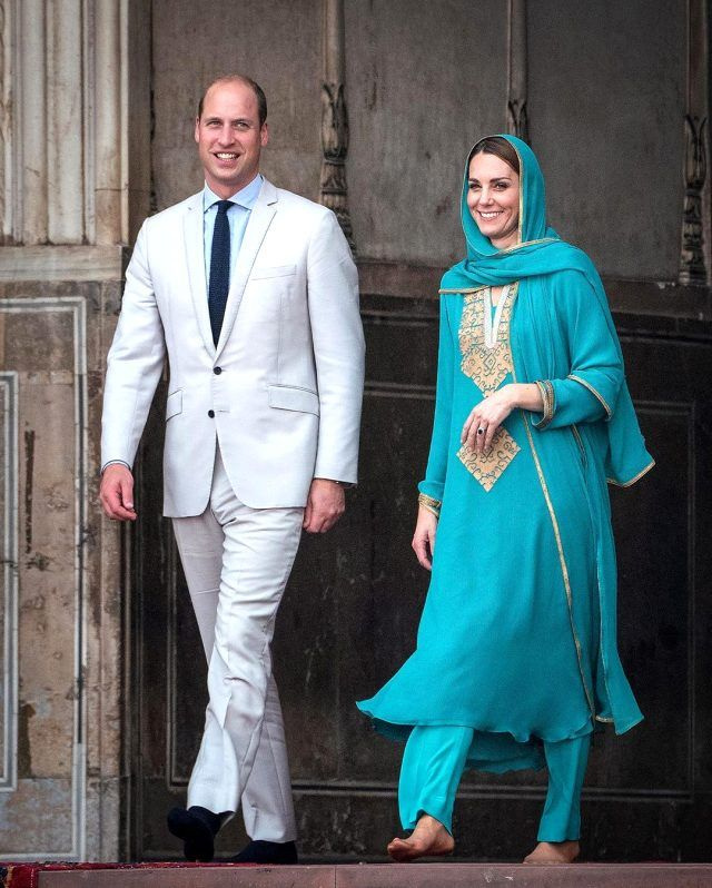 Prens William'ın eşi Kraliyet gelini Kate Middleton başörtü taktı Kuran'ı Kerim dinledi