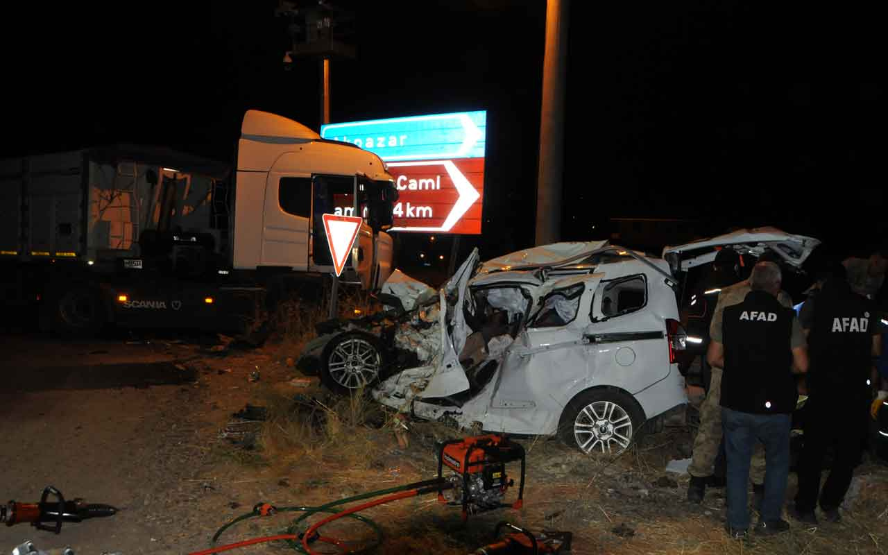 Tunceli'de, TIR ile çarpışan hafif ticari araçtaki 4 kişi öldü