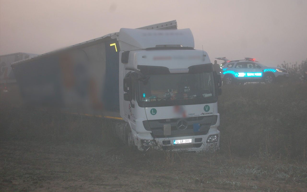 Yoğun siste yoldan çıkan tır tarlaya girdi