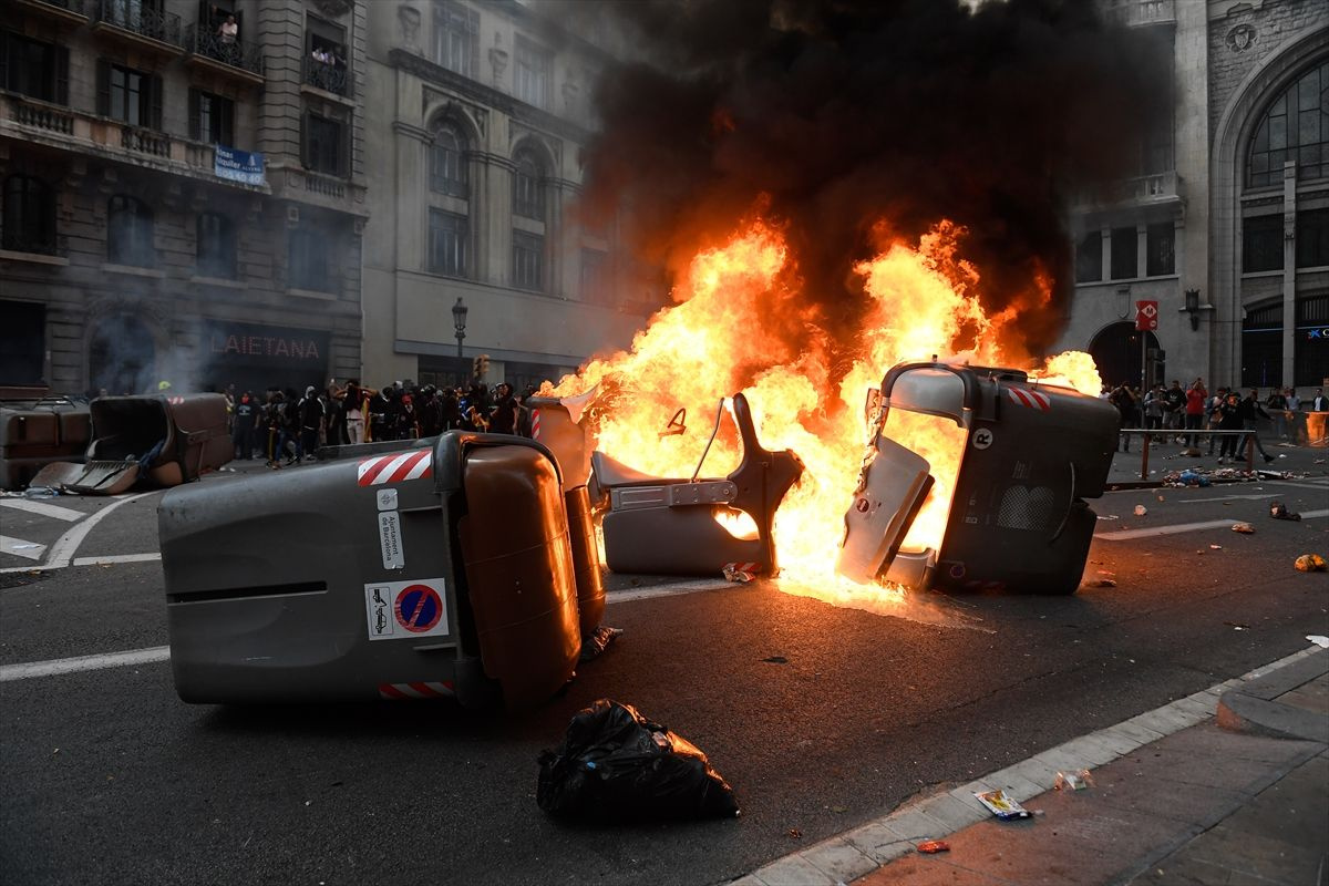 Barselona'da Katalanlar sokakları savaş meydanına çevirdi! Polis şiddete başvurdu