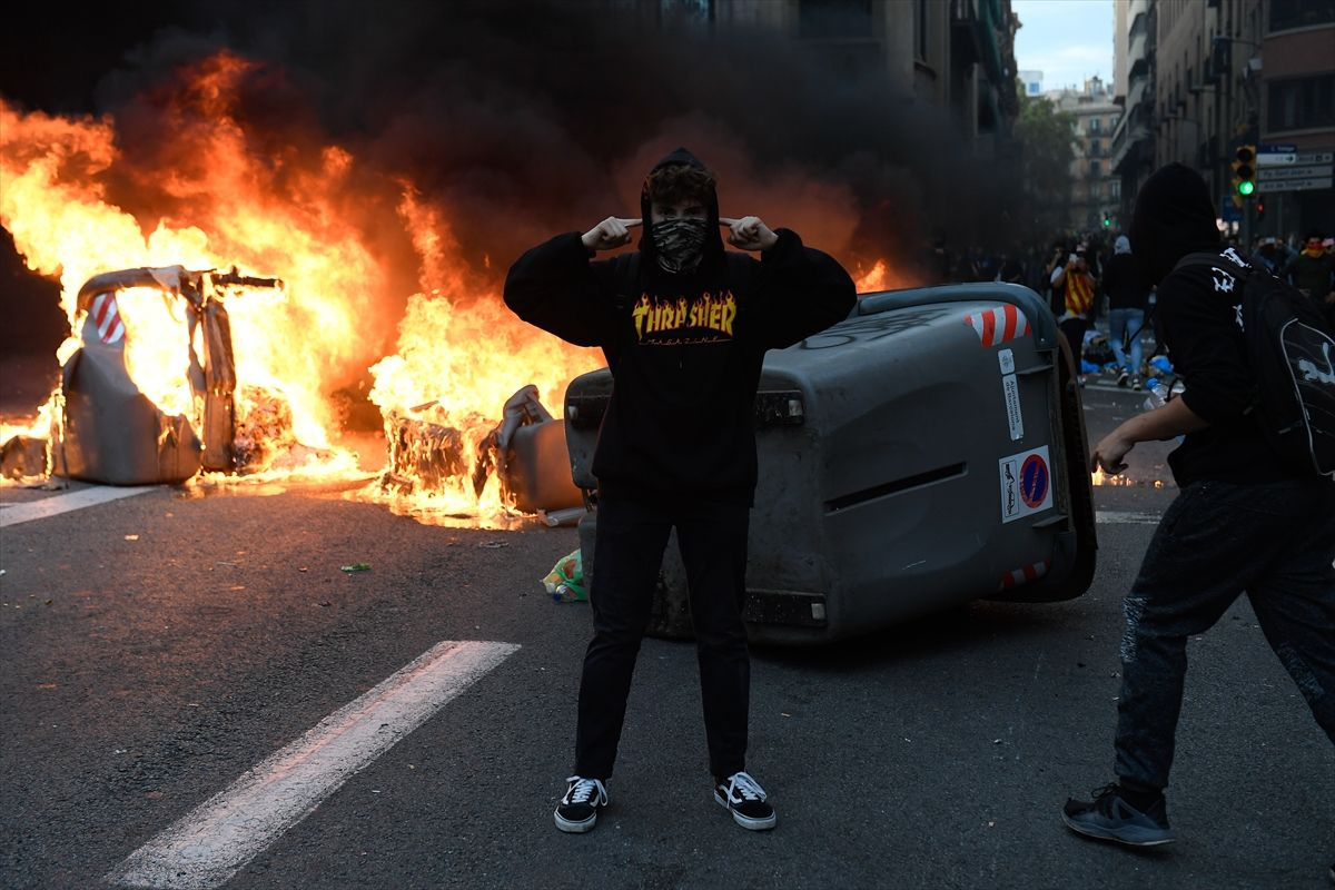 Barselona'da Katalanlar sokakları savaş meydanına çevirdi! Polis şiddete başvurdu