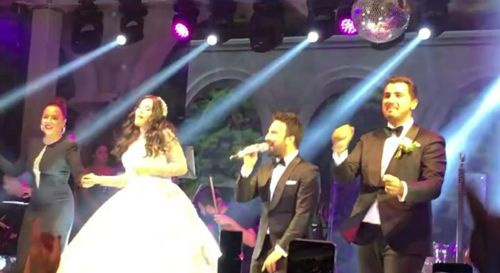 Tarkan düğünde sahne aldı Ebru Gündeş'le düet yaptı Gülnur Güneş'in düğününe ünlü akını
