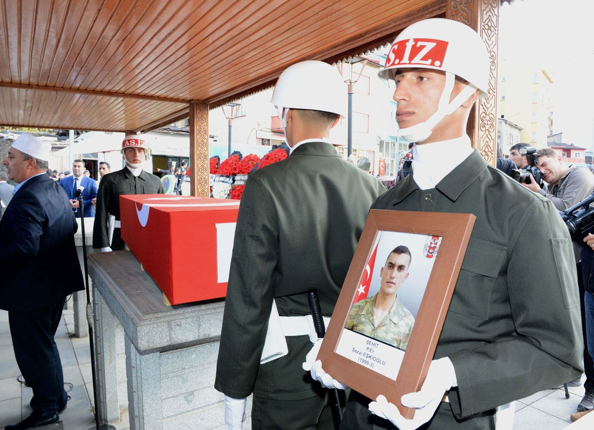 Şehit piyade er Sezai Eşkioğlu'nun cenazesinde hoşa gitmeyen manzara