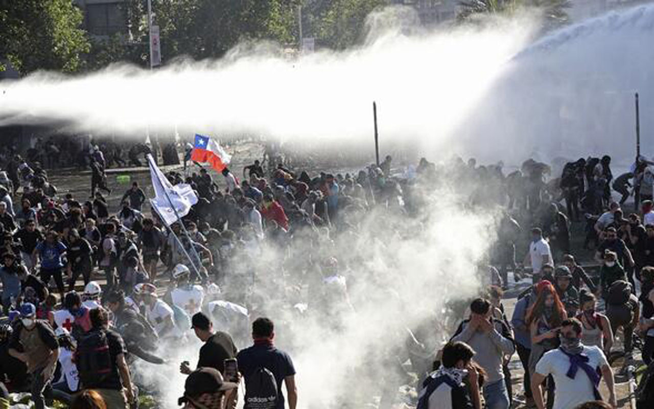 Şili'deki zam karşıtı protestolarda ölenlerin sayısı 8'e yükseldi