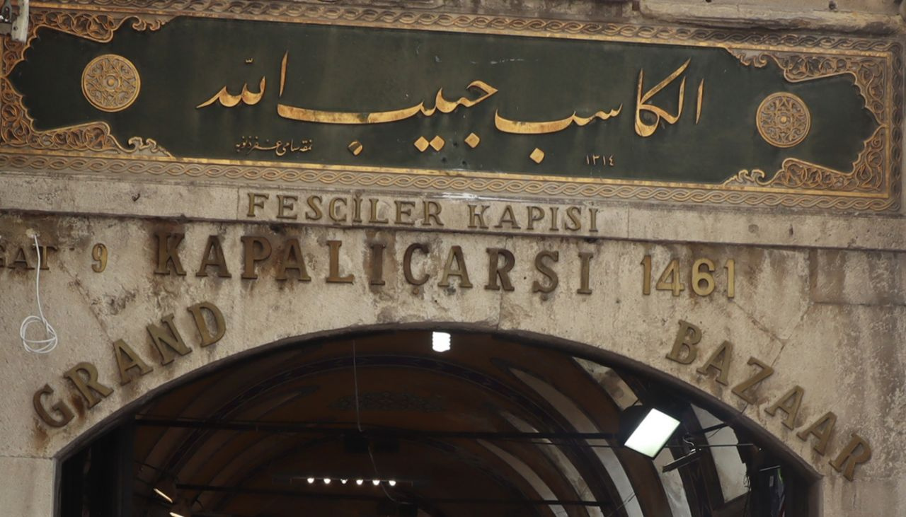 İstanbul Kapalıçarşı'da tarihi kitabeye matkaplı darbeye inceleme