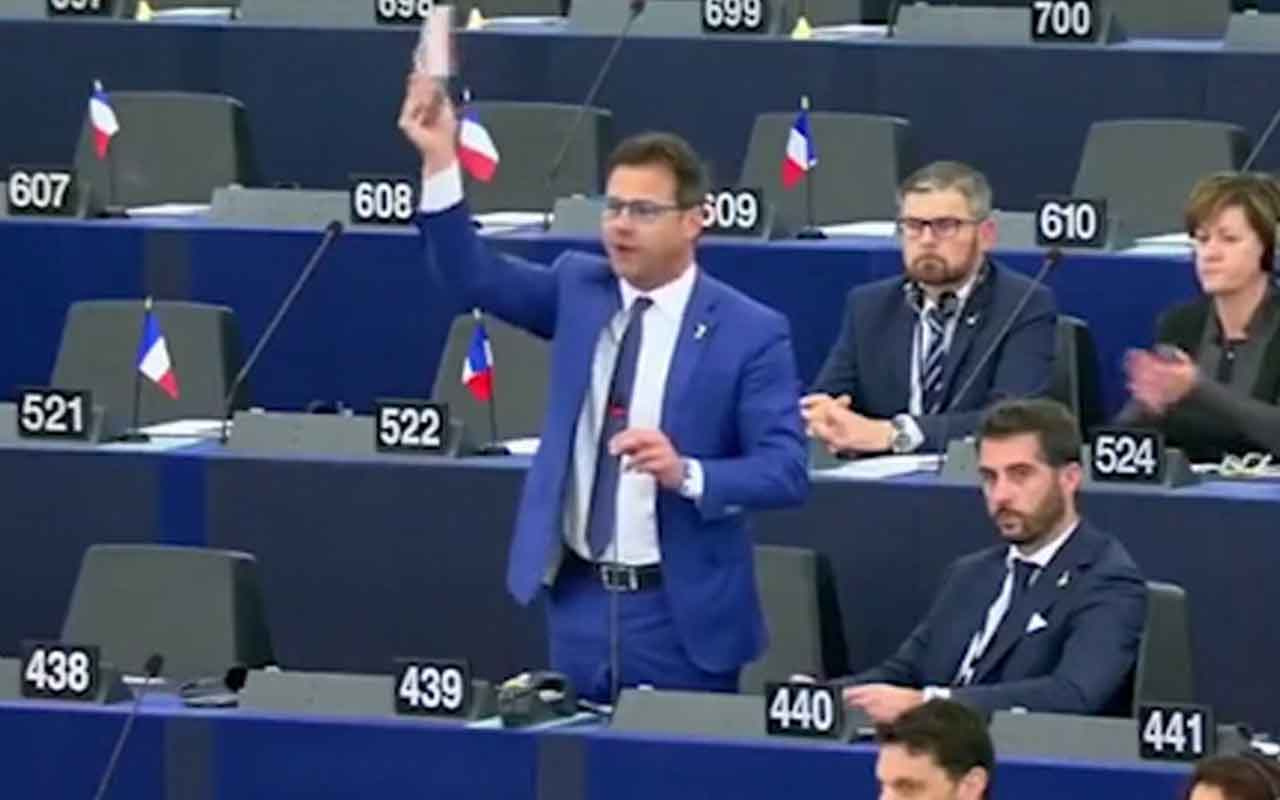 Avrupa Parlamentosu'nda skandal hareket! Çikolata kutusu fırlattı