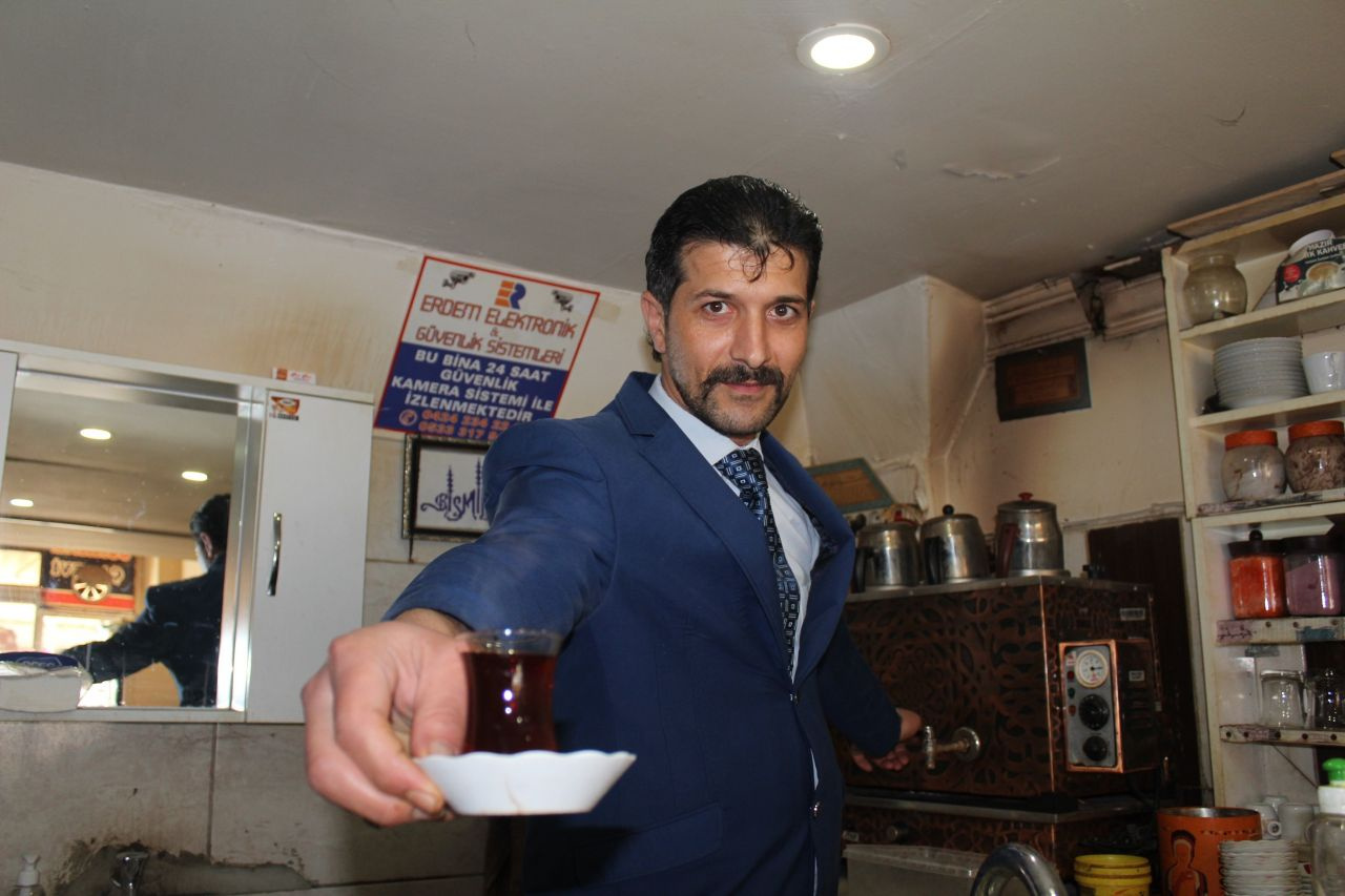 Elazığ'da yaşıyor 20 yıldır takım elbise ile çay servisi yapıyor