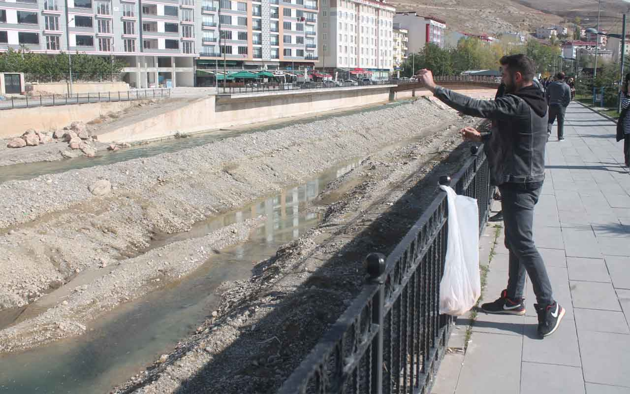 Nehirde mahsur kalan balıkları vatandaşlar besliyor