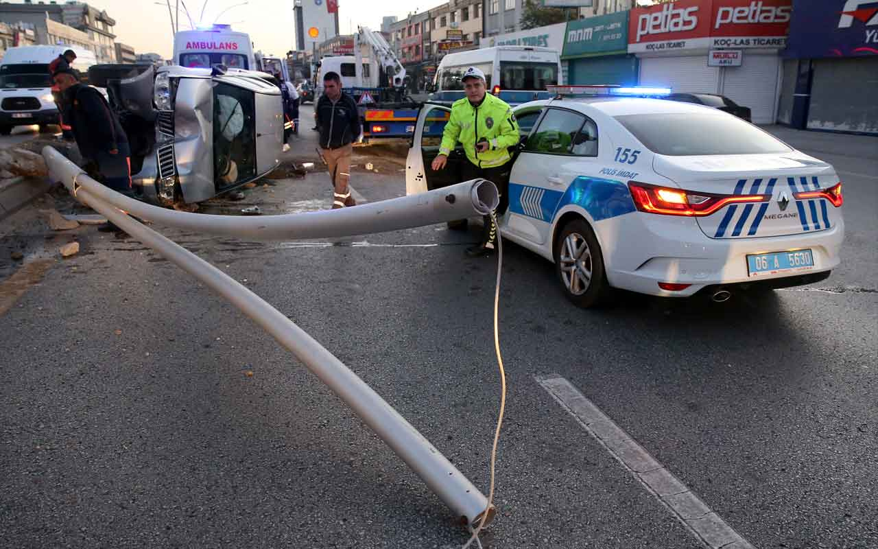 Başkentte refüje çarpan pikap devrildi