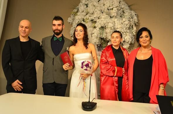 Türkan Şoray nikah şahidi oldu Zeynep Casalini kızı Ceren Sarp'ı evlendirdi