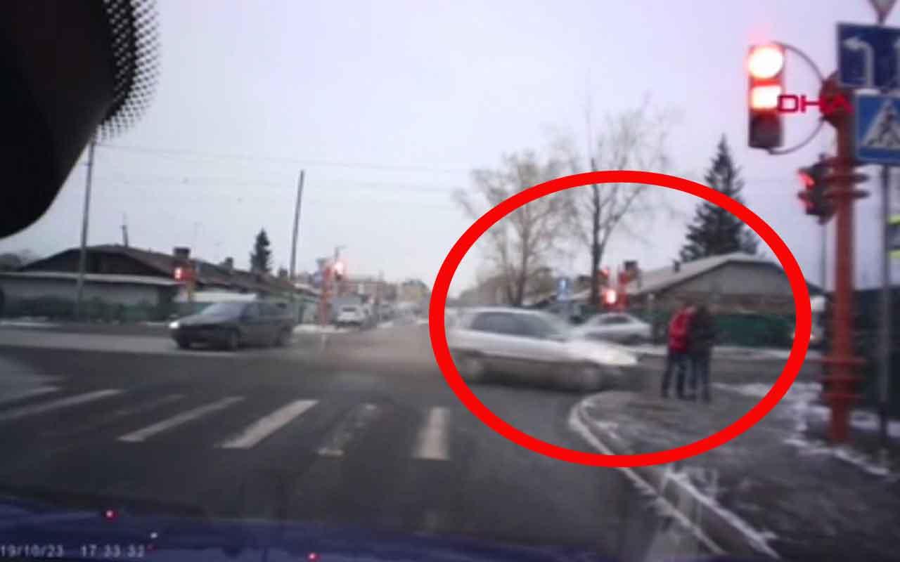 Rusya'da korkunç kaza kamerada! Sürücü, yol kenarındaki gençlere çarptı