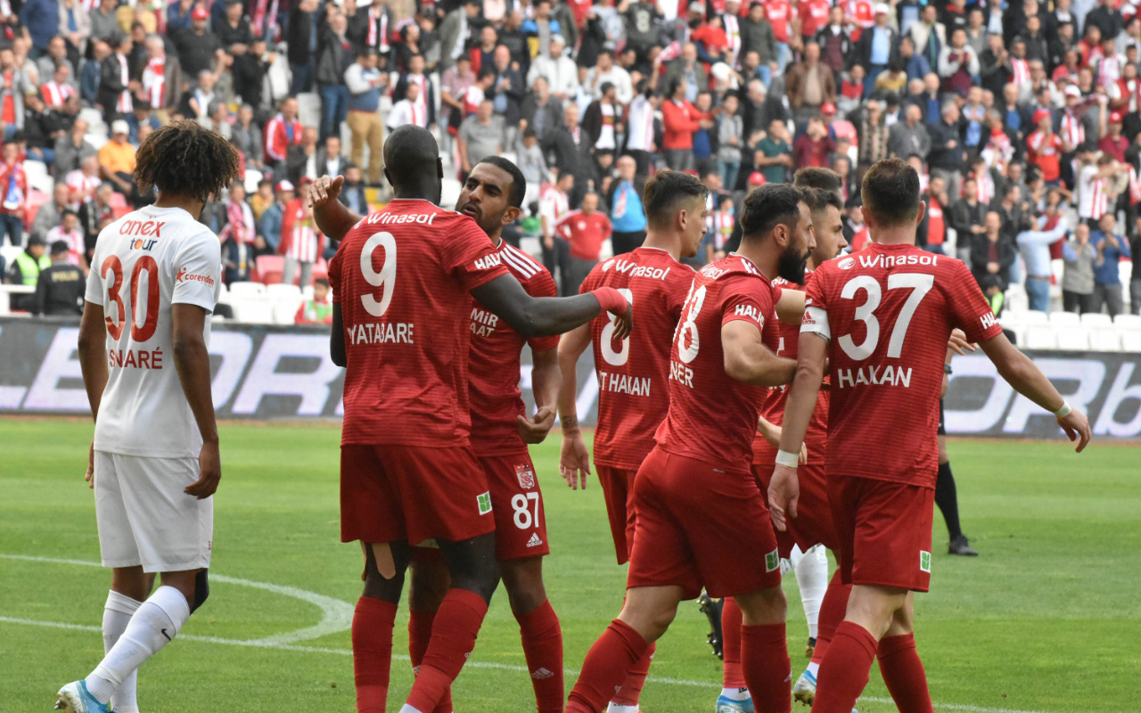 Sivasspor Antalyaspor'u ikinci yarıda bulduğu gollerle yendi