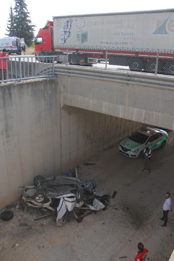 Adana'da korkunç kaza! Otomobil alt geçide düştü ölü ve yaralılar var