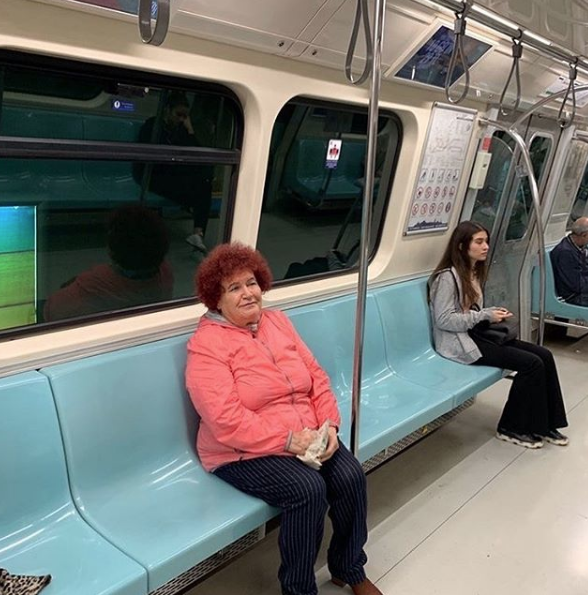 Selda Bağcan metroda görüntülendi Ebru Polat'ın yorumu alay konusu oldu