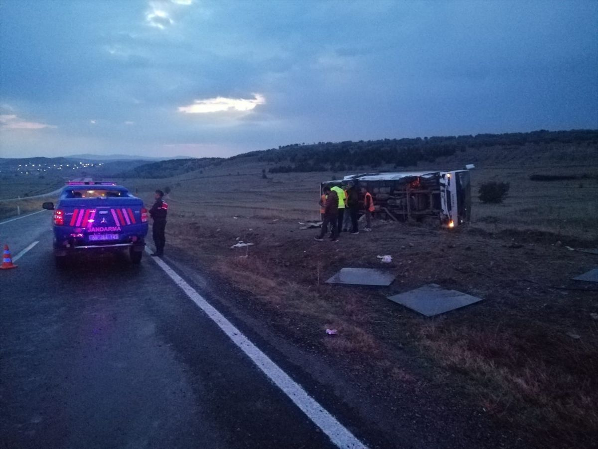 Yozgat'ta üniversite öğrencilerini taşıyan otobüs devrildi 27 yaralı