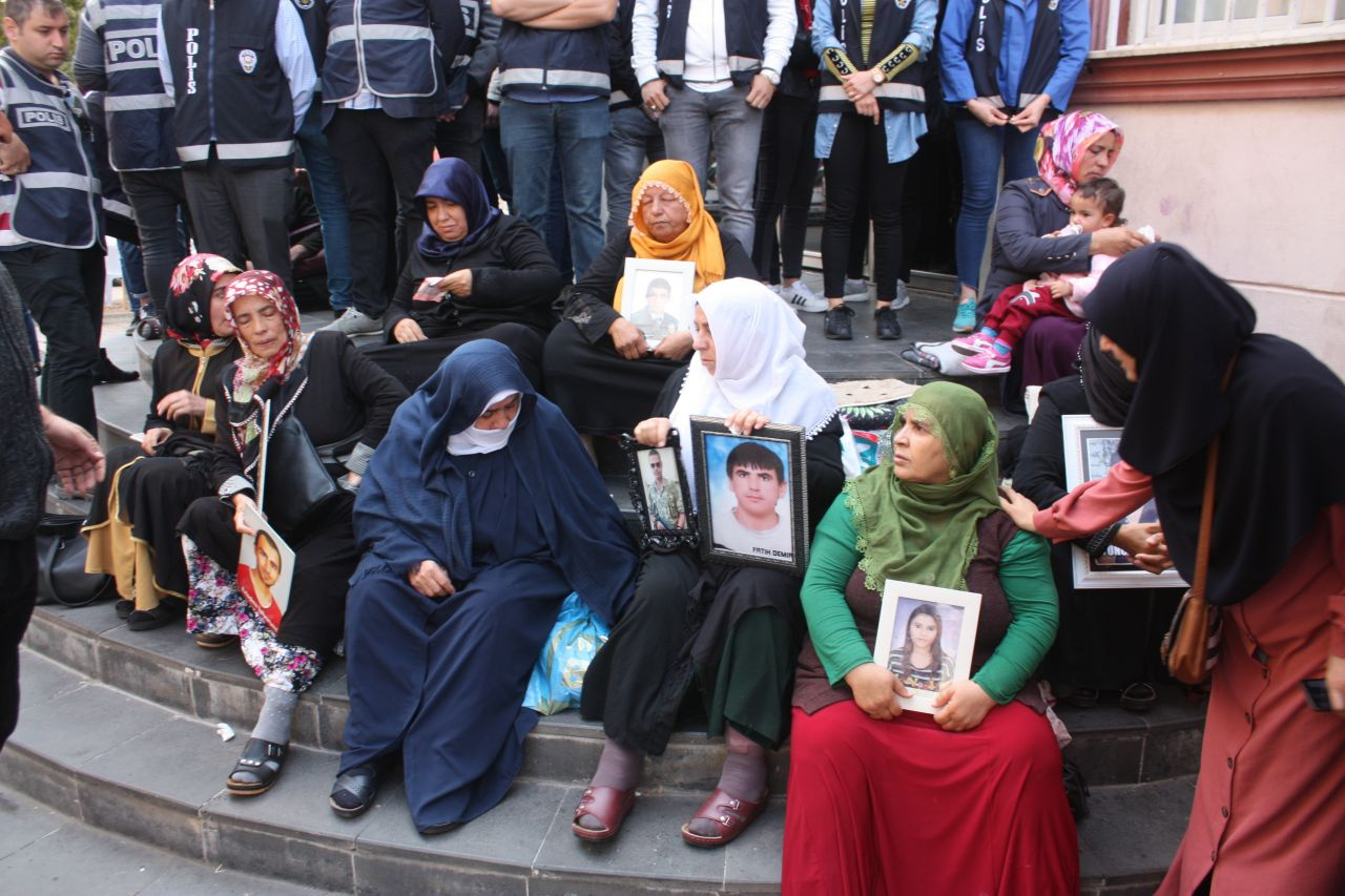 Diyarbakır'da HDP önünde gerginlik! Acılı anne sinir krizi geçirdi